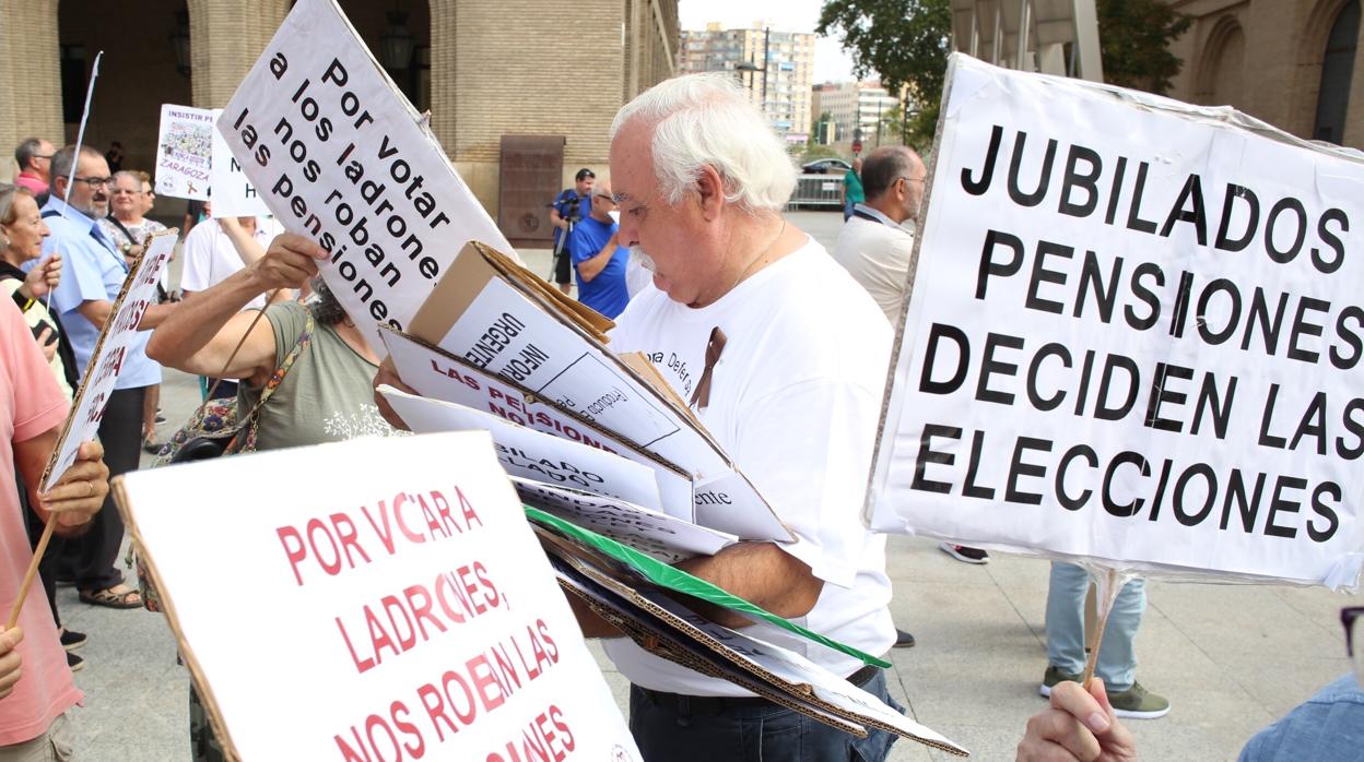 Imagen de archivo de una concentración de protesa de pensionistas en Zaragoza