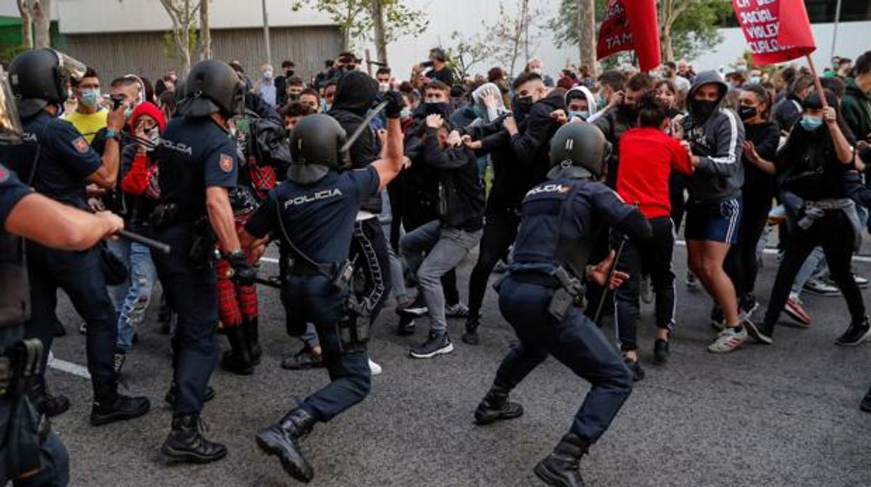 Agentes de la UIP frente a los manifestantes, junto a la Asamblea de Madrid el pasado mes de septiembre