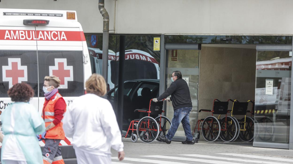 Imagen de archivo de personal sanitario a las puertas del Hospital La Fe de Valencia