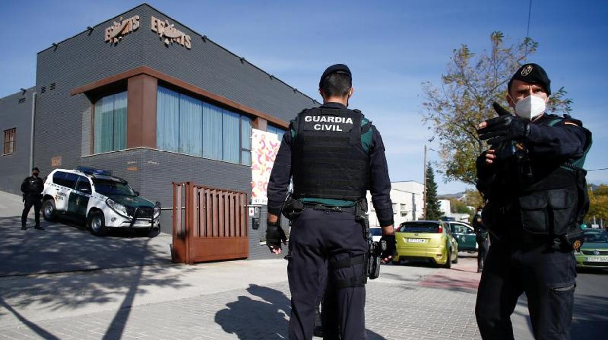 La Guardia Civil custodia una de las empresas investigadas en la trama