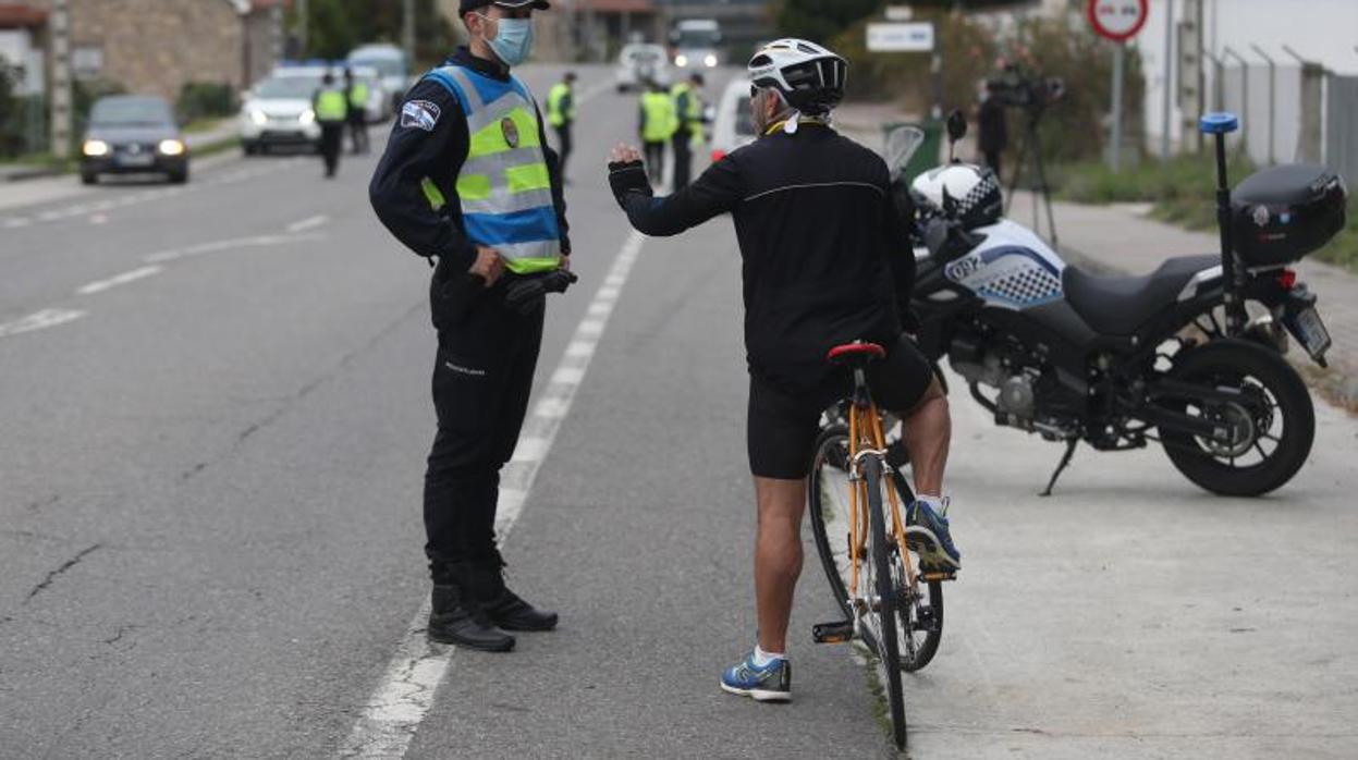 Un ciclista, interceptado en un control policial en Orense, en una imagen reciente
