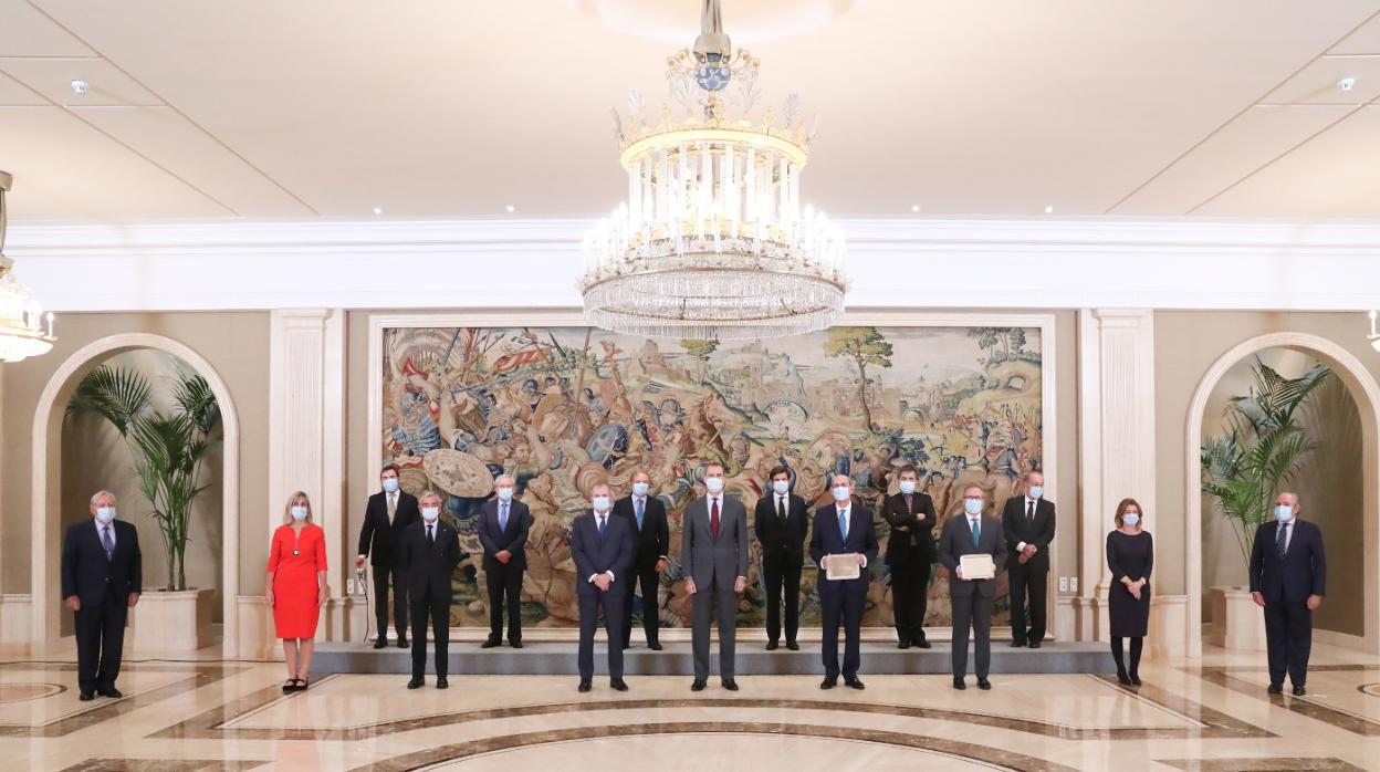 Don Felipe, con los asistentes a la entrega de los premios de la Fundación Institucional Española (FIES)