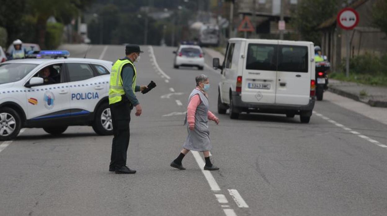 Un agente de Policía da instrucciones a una vecina de Orense, en una imagen de archivo