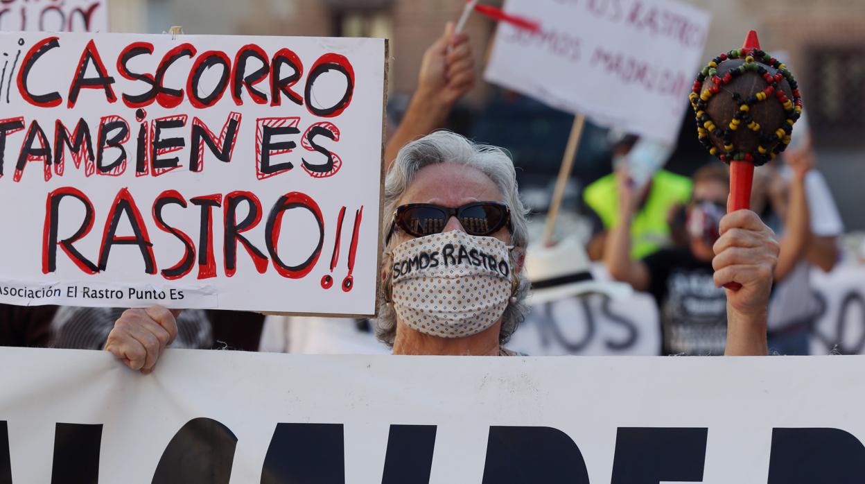 Protesta de los comerciantes del Rastro, en septiembre, a las puertas del Ayuntamiento de Madrid