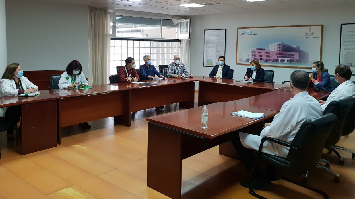 Imagen de la presidenta del PPCV, Isabel Bonig, reunida con el comité de empresa del Hospital de la Ribera (Alzira)