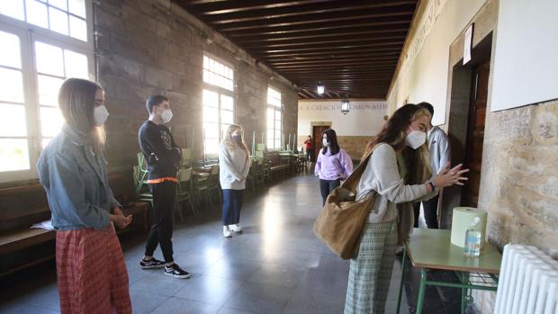 Los convivientes de un posible positivo deberán acudir a trabajar o a clase en Galicia