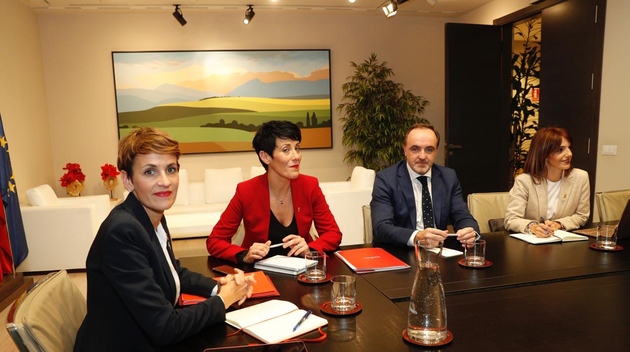 La presidenta María Chivite, Elma Saiz, Javier Esparza y María Jesús Valdemoro en la reunión de presupuestos