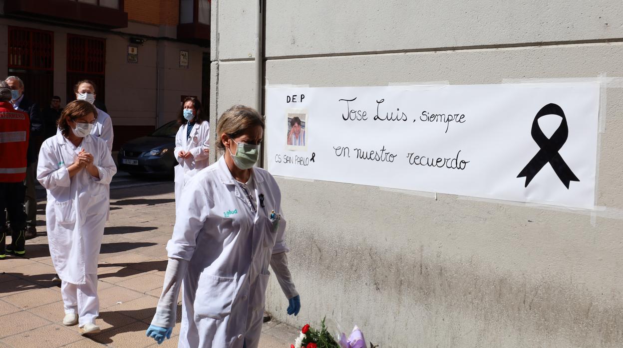 Concentración en recuerdo del médico José Luis Martín, que falleció en Zaragoza en abril víctima del Coviid