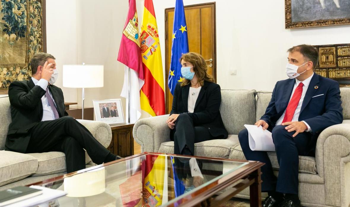 El presidente de Castilla-La Mancha, Emiliano García-Page, se ha reunido este martes con los responsables de Telefónica en la región