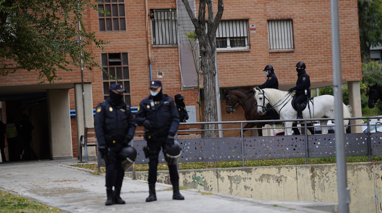 Agentes de la Policía Nacional desplegados, ayer, en los bloques de viviendas usados como «narcopisos»