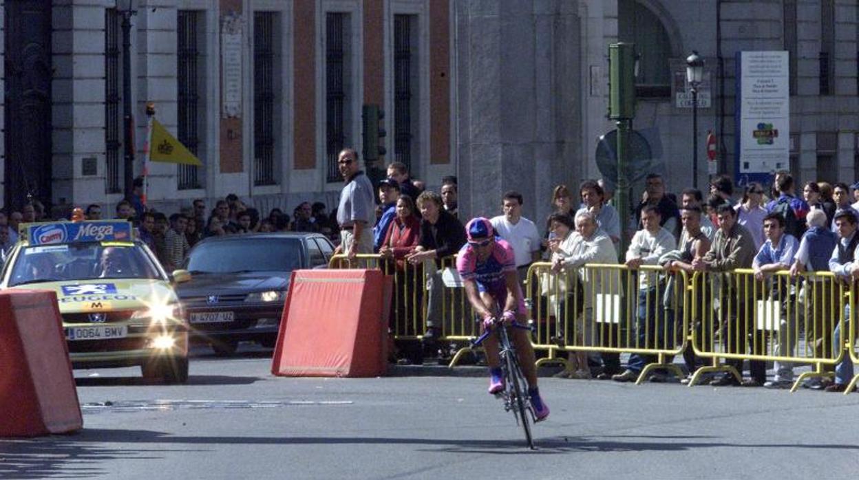 Un ciclista sale de la Puerta del Sol en una de las últimas ediciones de la Vuelta Ciclista a España