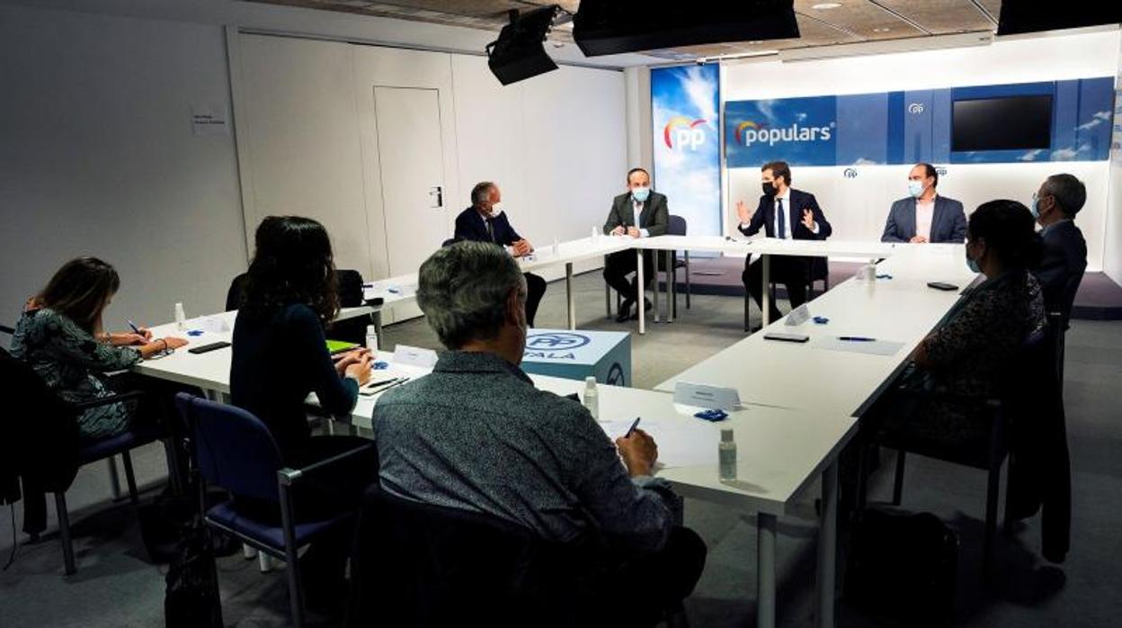 Un momento del encuentro de esta tarde en la sede del PP