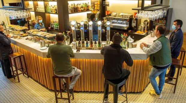 El cierre de los bares pone en jaque a un sector que en el País Vasco da trabajo a 60.000 personas