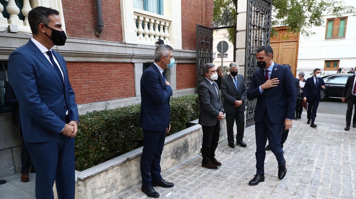 Ignacio Carnicero espera la llegada de Pedro Sánchez en el Palacio de Zurbano