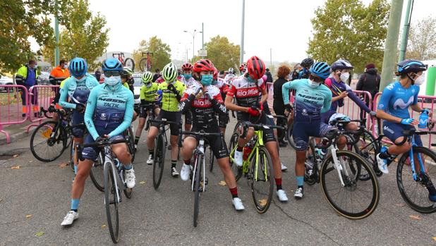 Cien corredoras inician en Toledo La Vuelta Ciclista Femenina a España