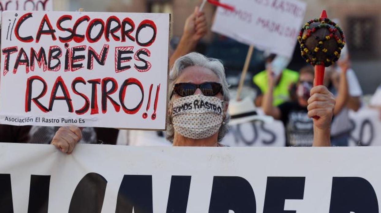 Una de las últimas protestas de los vendedores ambulantes del Rastro que reclaman la repaertura del mercadillo