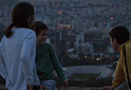 Los primos Dani, Gio y Vika conversan con la ciudad al fondo