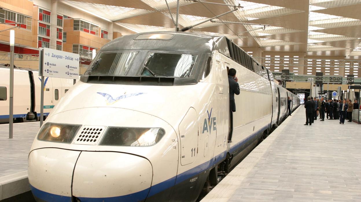 Imagen de archivo de un AVE en los andenes de la estación de Zaragoza. El local de intercambio de parejas detectado por la Policía estaba en los sótanos de este gran edificio