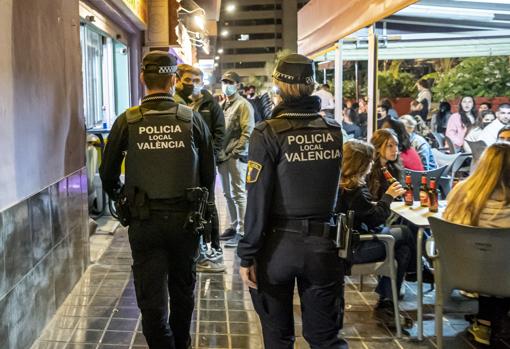 Imagen de dos agentes de la Policía Local tomada en Valencia