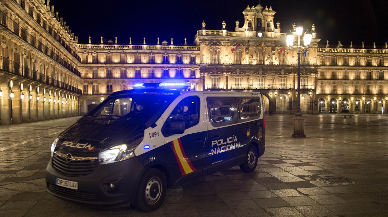 Furgón de la Policía Nacional en la Plaza Mayor de Salamanca