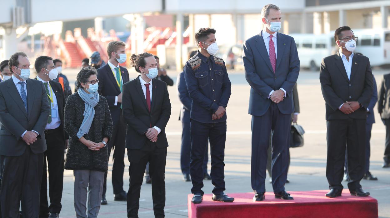 El rey de España, Felipe VI (2d), junto a Pablo Iglesias (3i), vicepresidente segundo del Gobierno de España, y la ministra de Asuntos Exteriores, Arancha González (2i), enl Aeropuerto Internacional de El Alto, en Bolivia