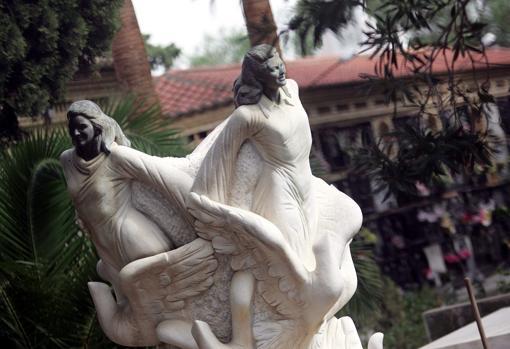 Imagen de la escultura que recuerda a las niñas de Alcàsser en el cementerio de su localidad natal