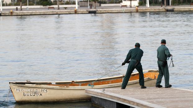 Mueren dos migrantes de una patera que llega a Alicante tras seis días en el mar