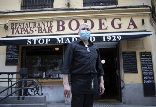 Ángel Valcárcel, encargado de la tasca Stop Madrid