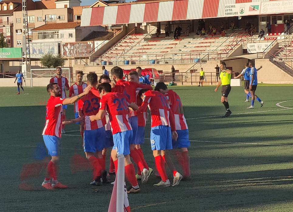 Los jugadores del Torrijos celebran el primer tanto contra el Madridejos