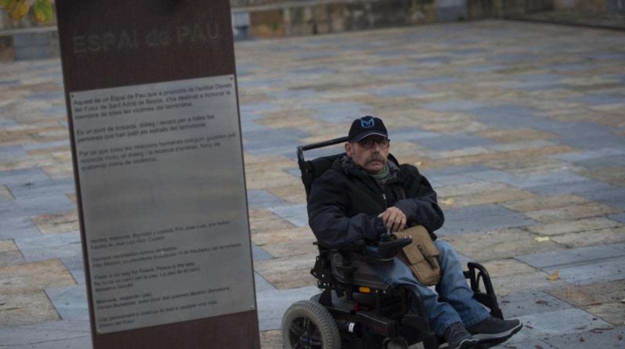 Miguel, ayer en San Adrián, junto a un monolito de recuerdo a las víctimas del terrorismo