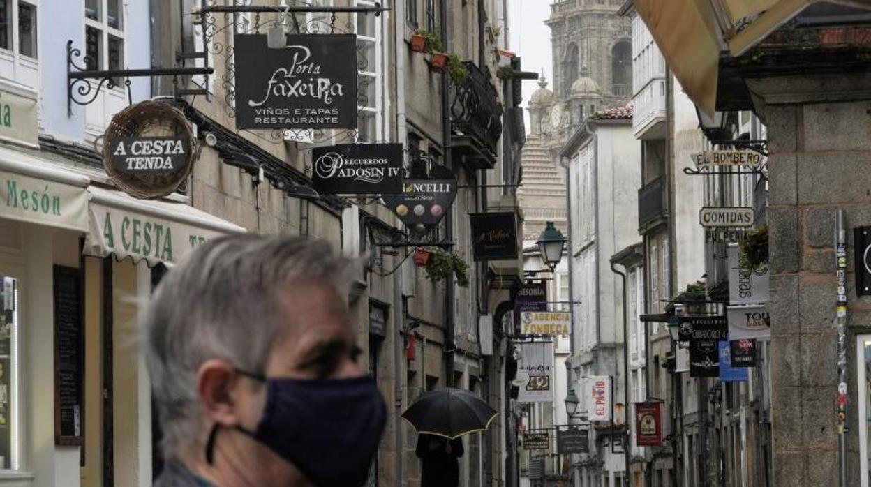 La Rúa do Franco, en Santiago, con sus establecimientos hosteleros cerrados