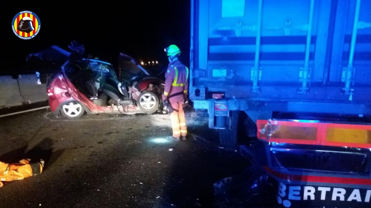 Imagen de la colisión de un coche y un camión en la A-3