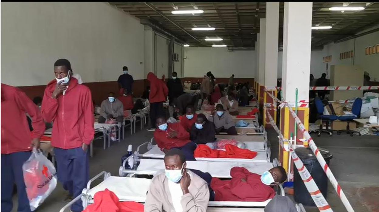 Casi 3.000 inmigrantes más en 72 horas desbordan las «isla-cárcel»