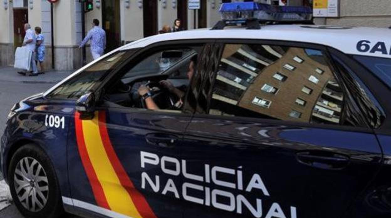 Dos policías salvan a una niña de tres años que se atragantó con una uva mientras cenaba en su casa