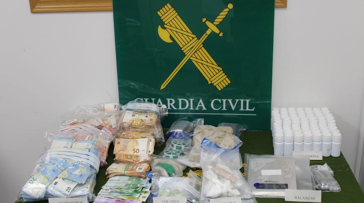 Dinero y productos de distintas drogas hallados por la Guardia Civil de Navarra en la zona de Estella.