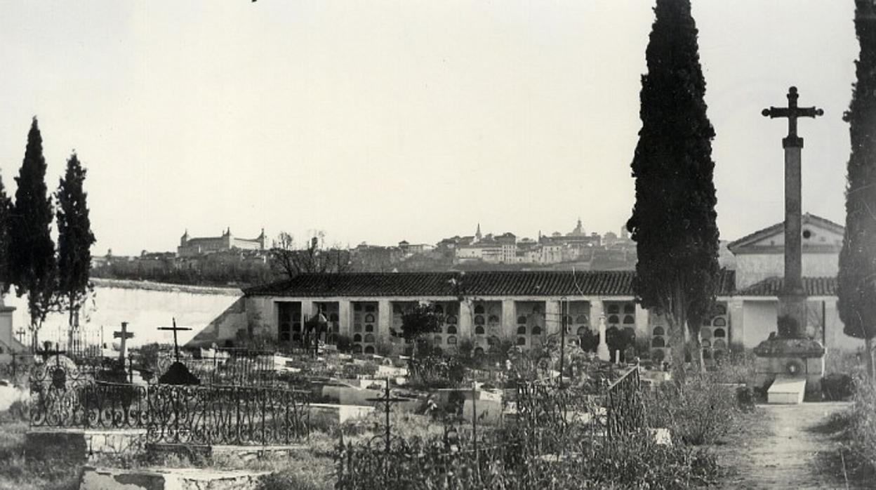 Aspecto del cementerio viejo de la Vega Baja, sin uso desde 1893, en una imagen fechada a principios del siglo XX. Archivo Municipal de Toledo. Colección Luis Alba