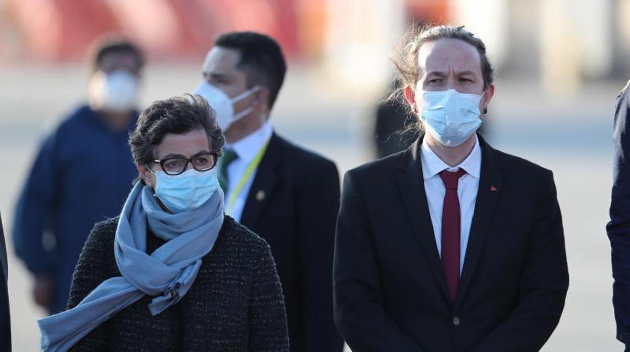 El vicepresidente, Pablo Iglesias, y la ministra de Asuntos Exterores, Arancha González a su llegada al aeropuerto de Bolivia