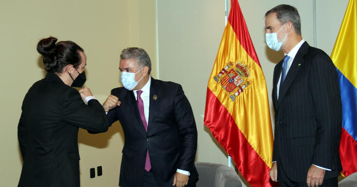 El vicepresidente Iglesias saluda al presidente de Colombia, Iván Duque, durante el viaje a La Paz