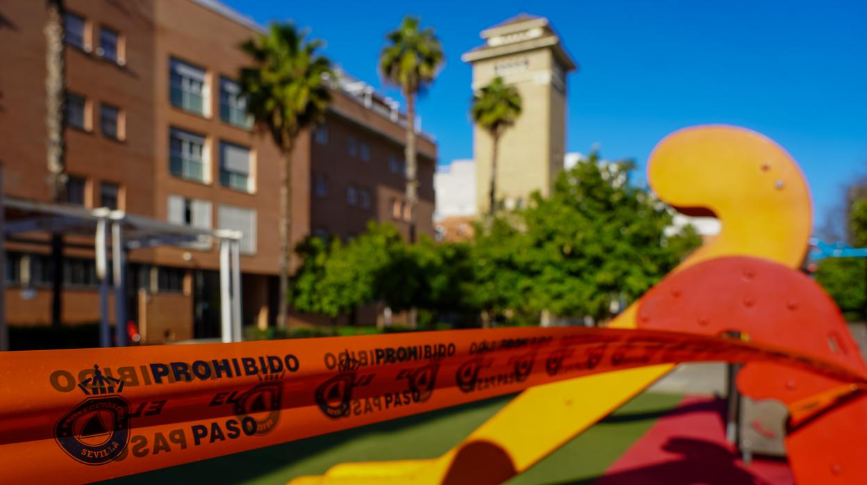 Parque infantil precintado en una imagen de archivo