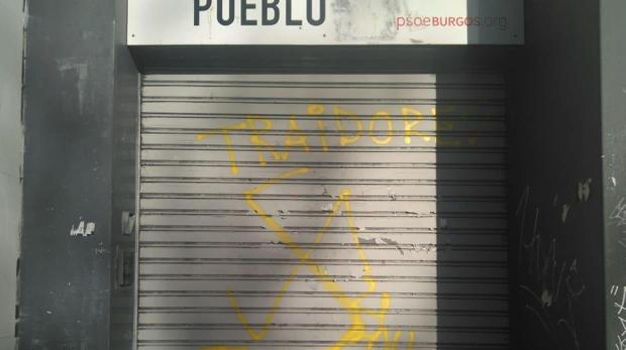 Pintadas aparecidas el pasado 19 de octubre en la fachada de la sede del PSOE de Burgos