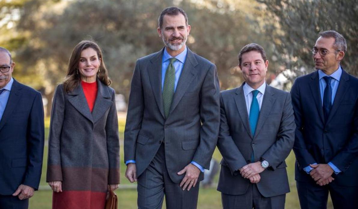 Los Reyes de España, Don Felipe y Doña Letizia, con el presidente de Castilla-La Mancha, Emiliano García-Page, durante una visita que hicieron a la empresa Joma en enero de 2018