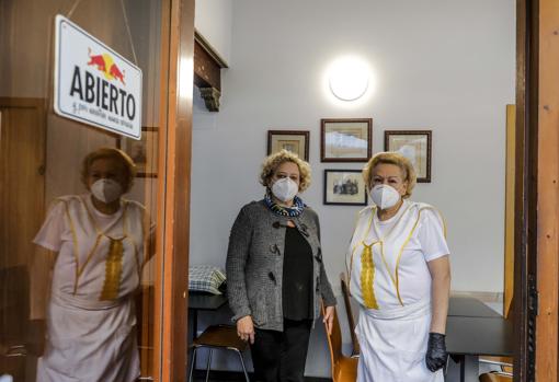 Las hermanas Juani y María posan en el interior de su restaurante, golpeado por la pandemia