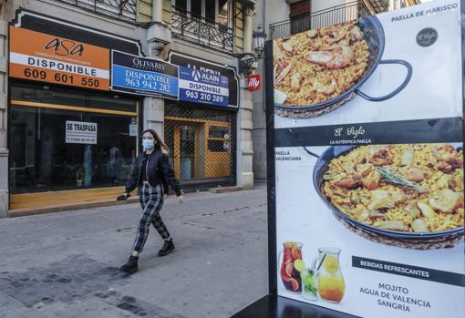 Los carteles de inmobiliarias copan los escaparates de muchos locales en las principales vías de la capital