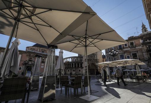 Imagen de una terraza vacía en la Plaza de la Virgen de Valencia