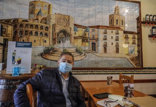 Imagen de Jesús trabajando en la comanda del restaurante La Virgen