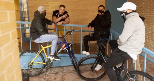 Residentes en Fuente Arenosa, en la entrada de uno de los bloques