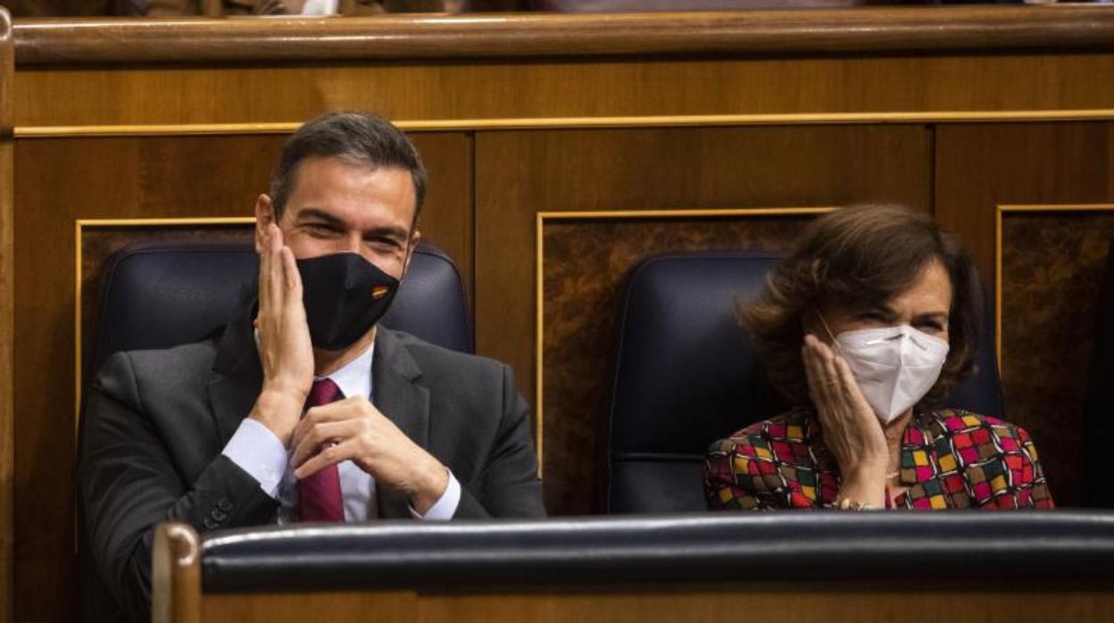 Pedro Sánchez junto a Carmen Calvo en el Congreso