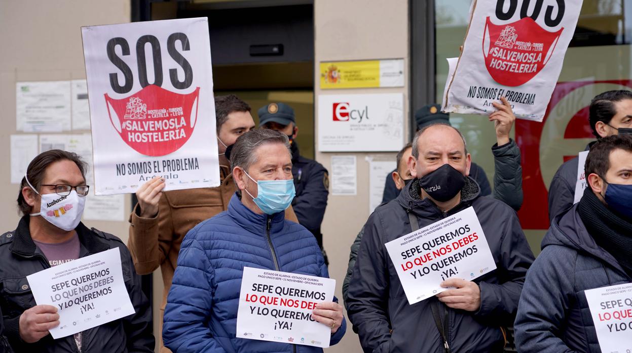 Los hosteleros han protestado frente a una Oficina de Empleo de la Junta de Castilla y León