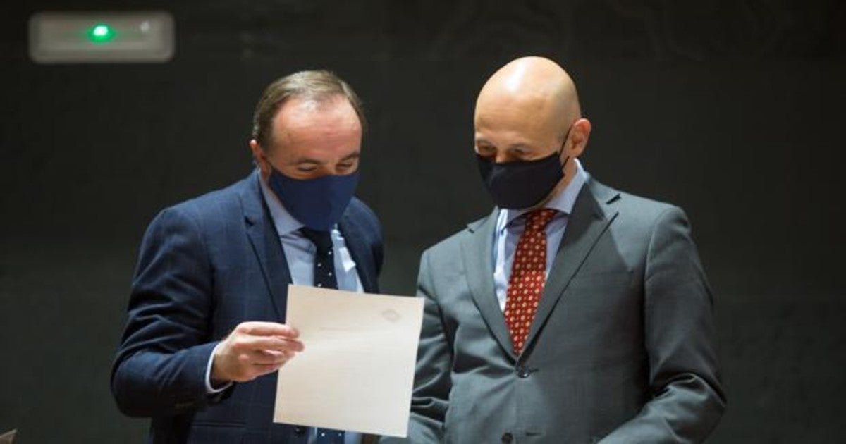 Javier Esparza e Iñaki Iriarte de Navarra Suma. en el pleno del Parlamento foral.