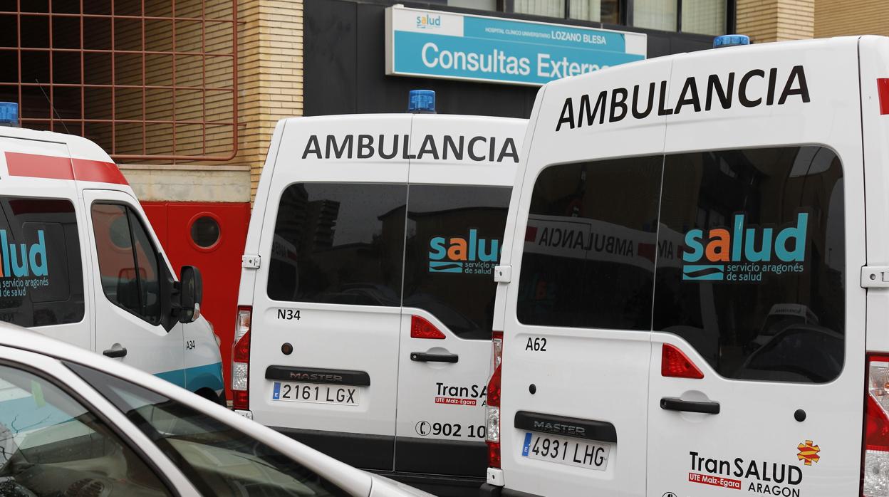 Ambulancias estacionadas a las puertas de un hospital aragonés